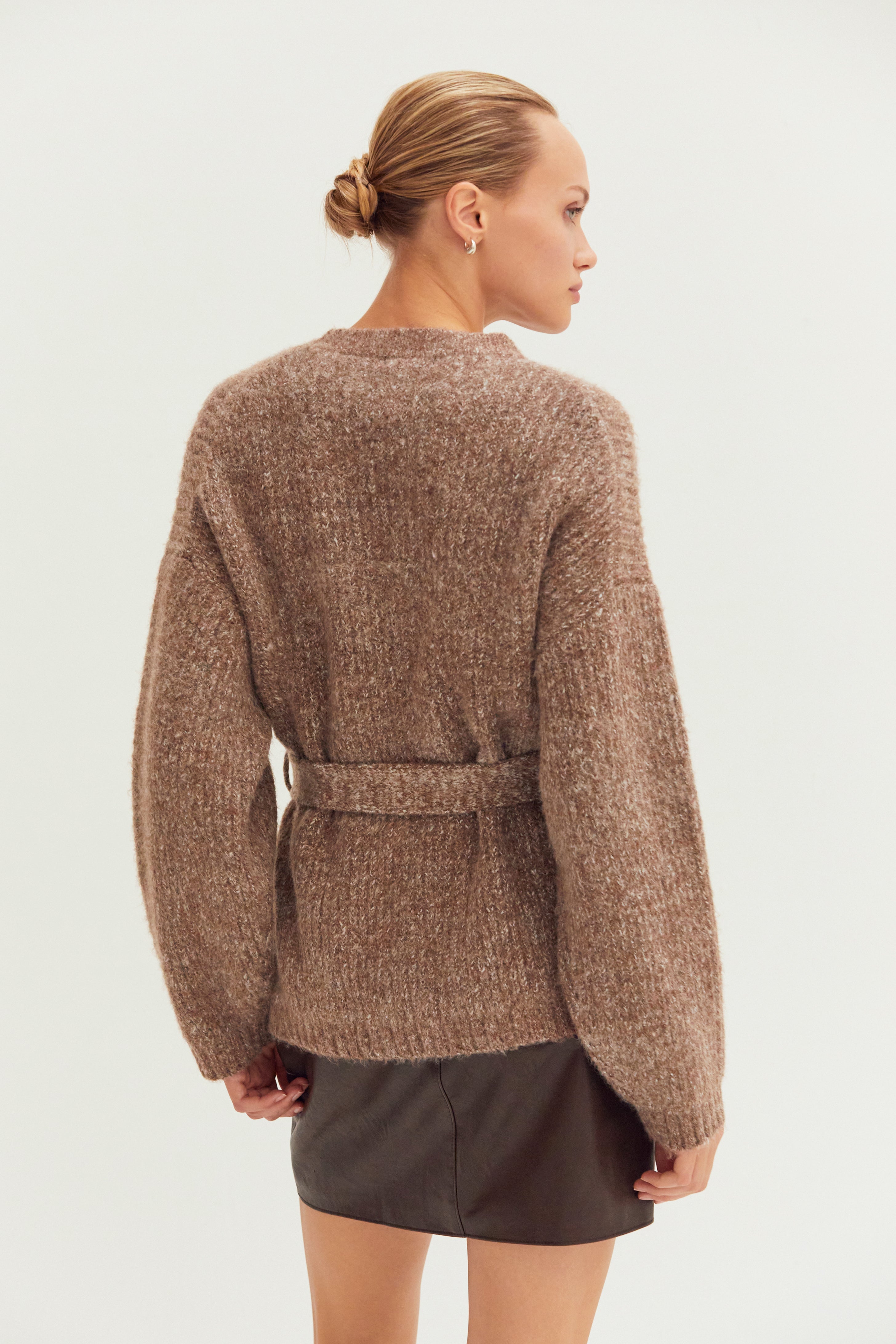 Pull tunique ceinturé avec épaules tombantes et ceinture ajustable à la taille