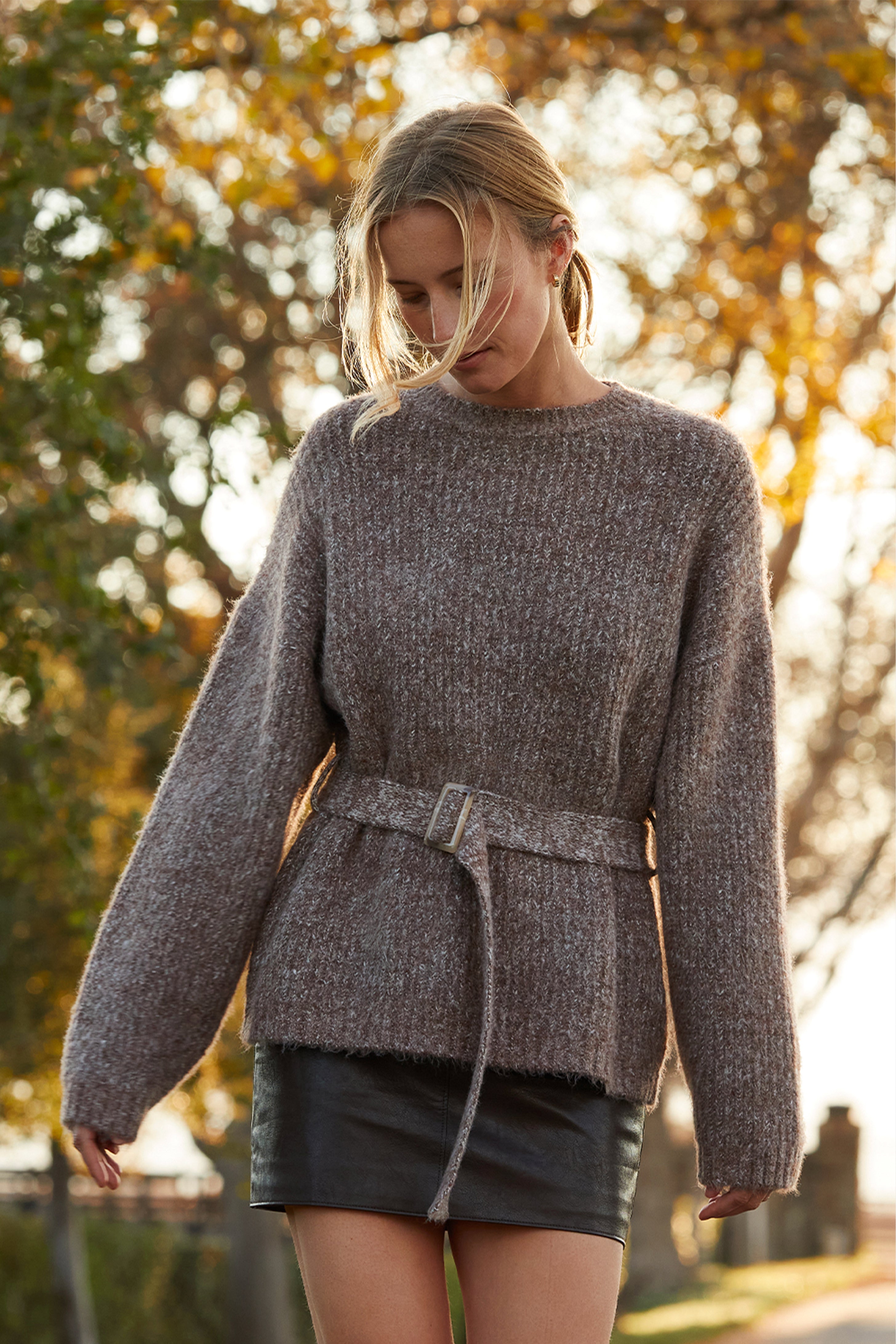 Pull tunique ceinturé avec épaules tombantes et ceinture ajustable à la taille