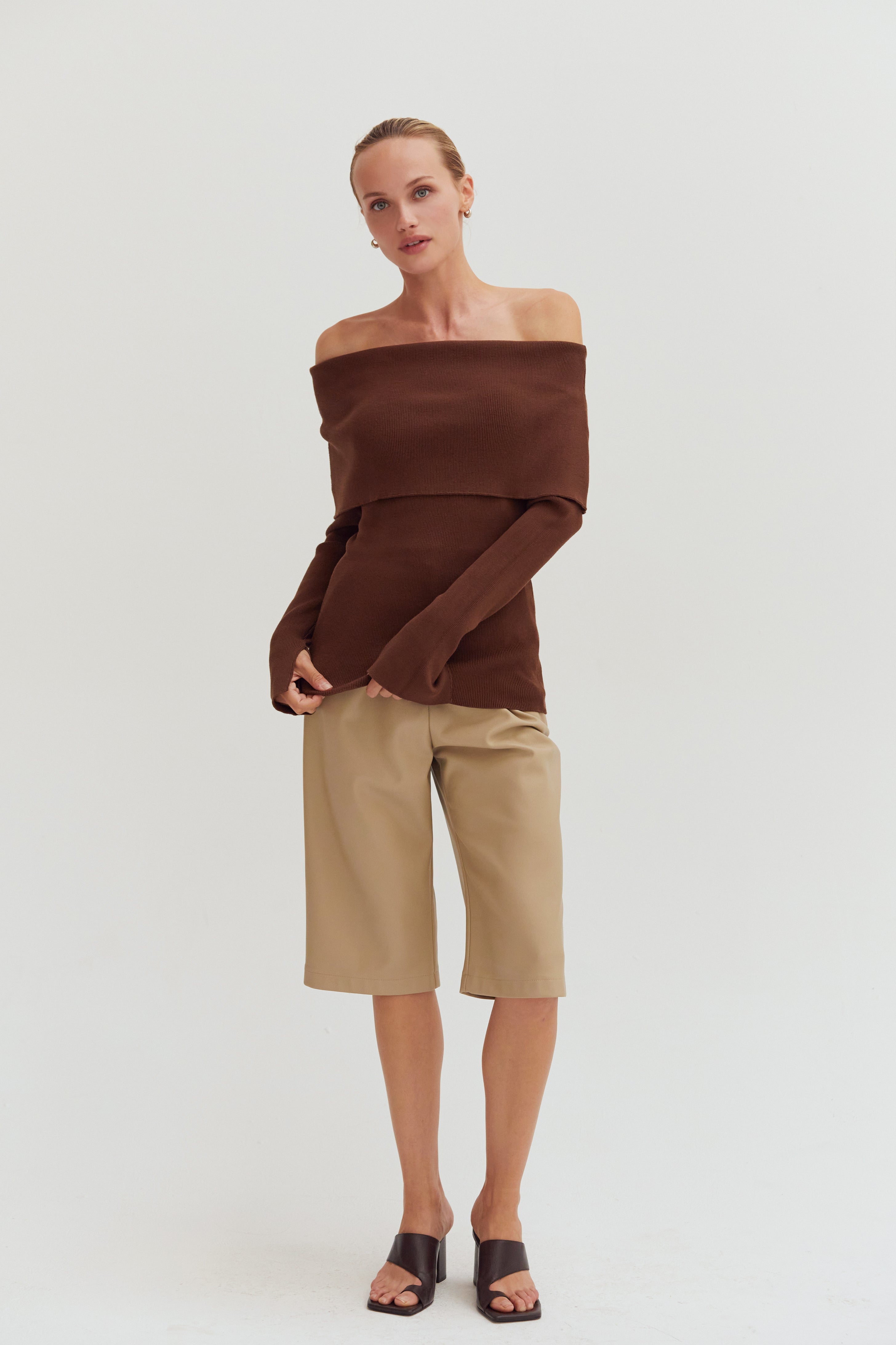 Haut ajusté en tricot côtelé à manches longues et col rabattu (épaules dénudées)