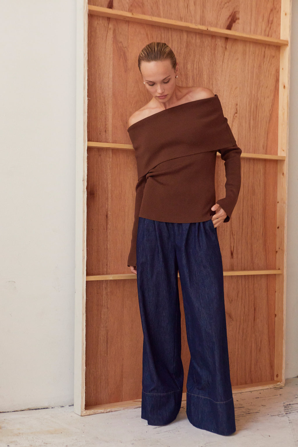 Haut ajusté en tricot côtelé à manches longues et col rabattu (épaules dénudées)