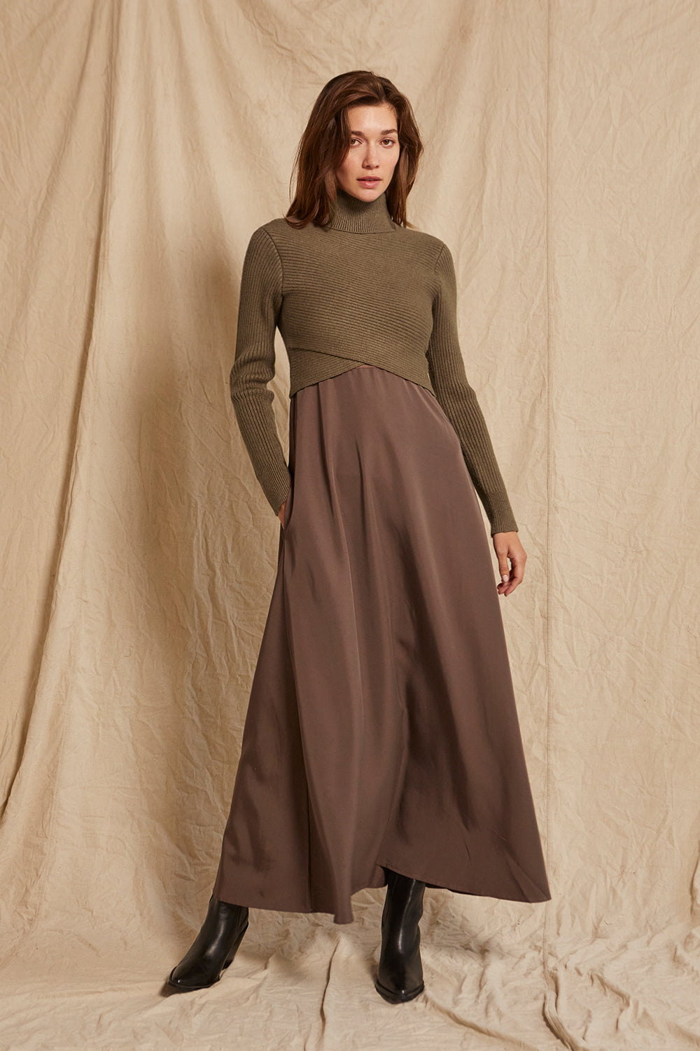 Ensemble deux pièces pull court côtelé à col roulé et robe longue