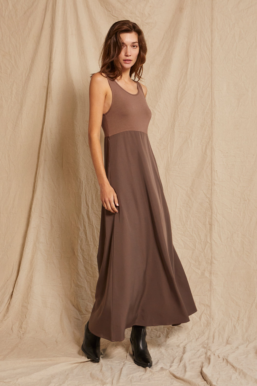 Ensemble deux pièces pull court côtelé à col roulé et robe longue