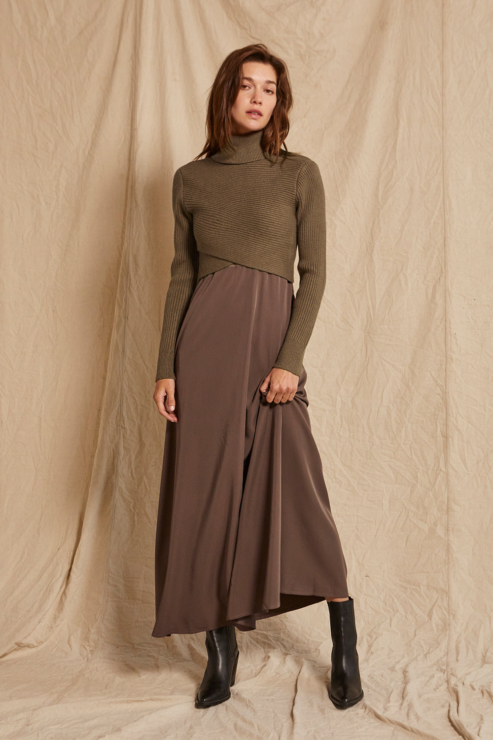 Ensemble deux pièces pull court côtelé à col roulé et robe longue