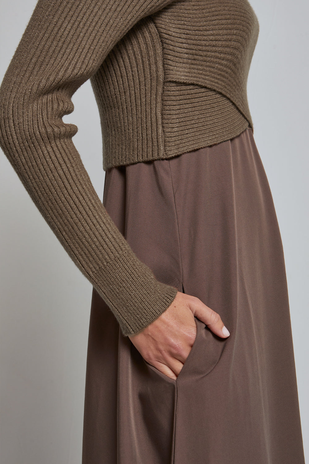 Ensemble deux pièces pull court côtelé à col roulé et robe longue