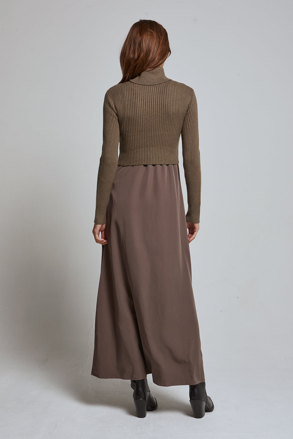Ensemble deux pièces pull court côtelé à col roulé et robe longue