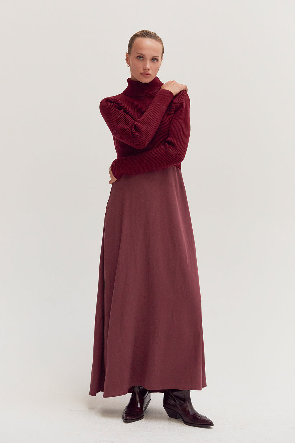 Ensemble deux pièces pull court côtelé à col roulé et robe longue