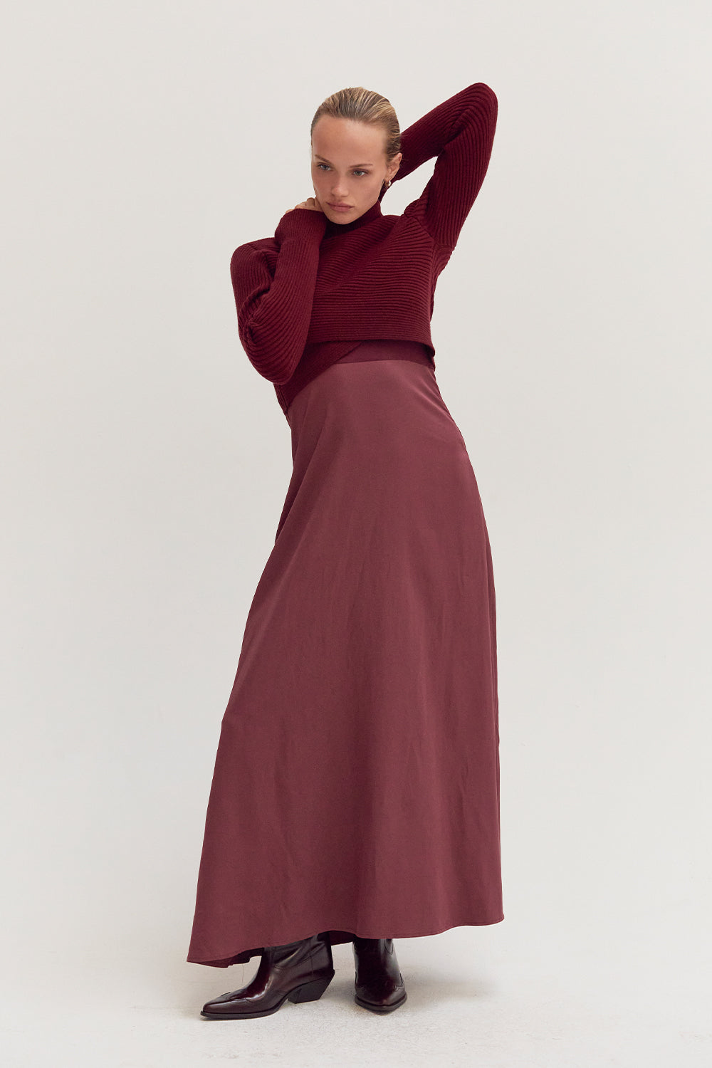 Ensemble deux pièces pull court côtelé à col roulé et robe longue