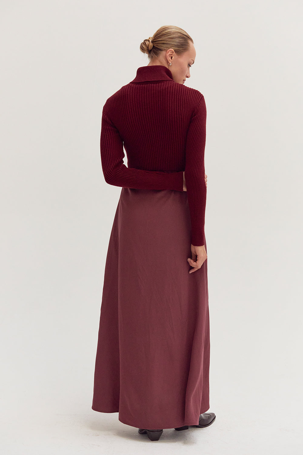 Ensemble deux pièces pull court côtelé à col roulé et robe longue
