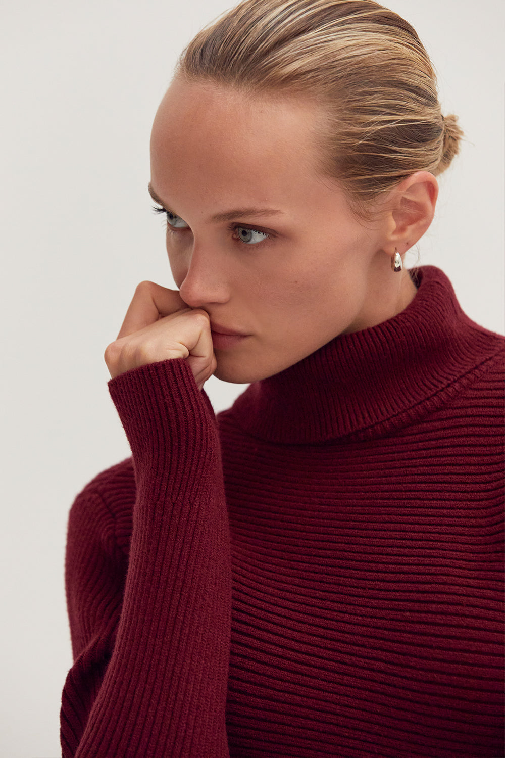 Ensemble deux pièces pull court côtelé à col roulé et robe longue