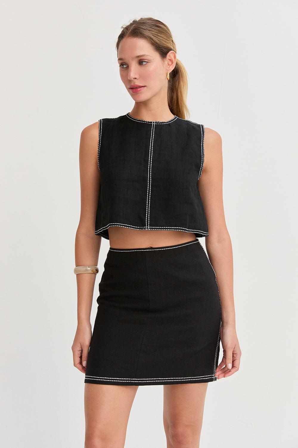 Mini-jupe en lin avec surpiqûres contrastées Coupe trapèze Entièrement doublée Femme
