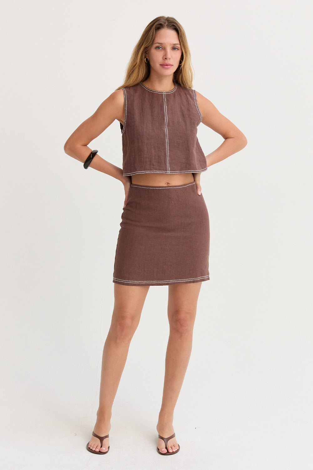 Mini-jupe en lin avec surpiqûres contrastées Coupe trapèze Entièrement doublée Femme