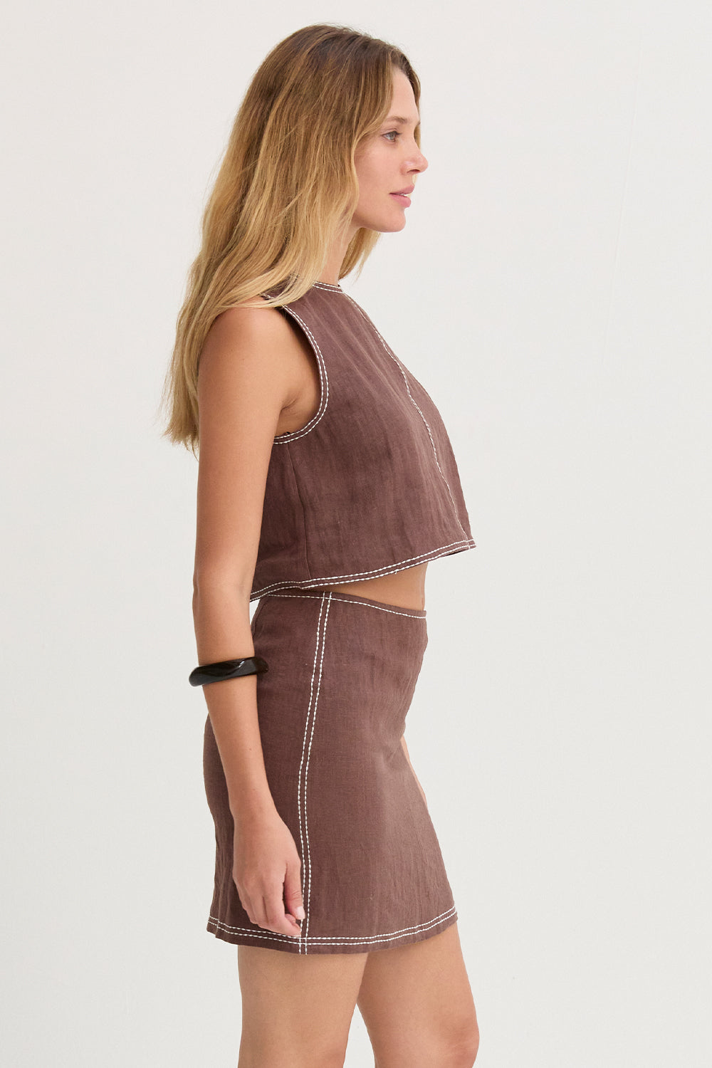 Mini-jupe en lin avec surpiqûres contrastées Coupe trapèze Entièrement doublée Femme