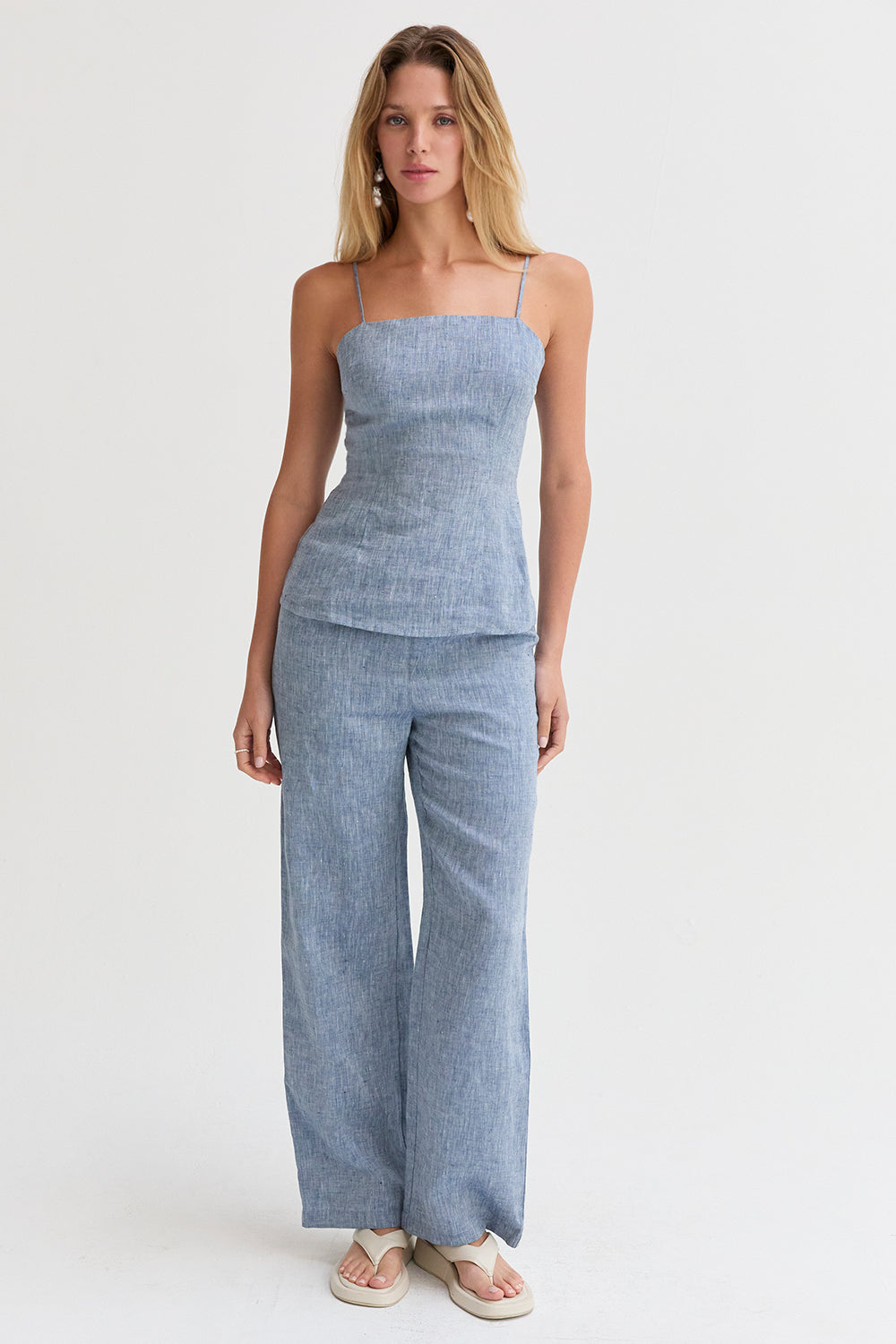 Pantalon large en lin pour femme avec plis sur le devant et poches latérales