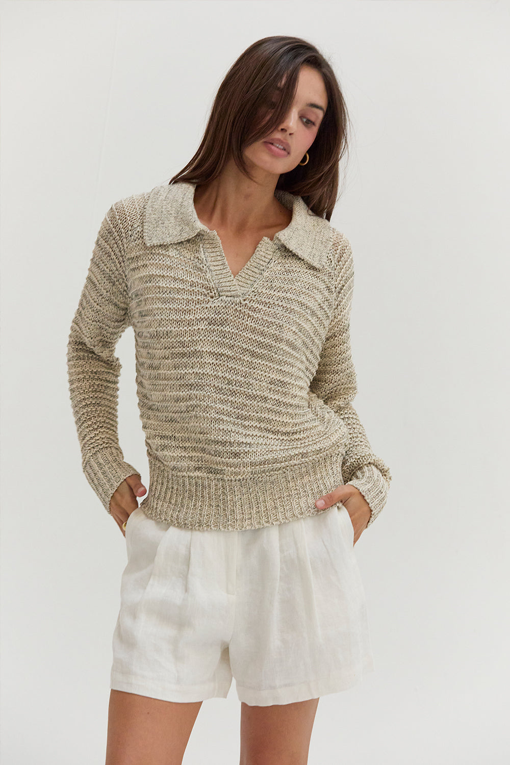 Pull en tricot chiné à col polo et encolure en V, manches longues et coupe décontractée