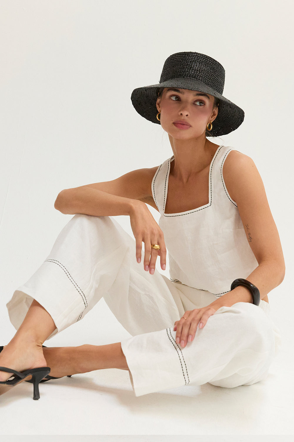 Ensemble deux pièces en lin haut court et pantalon surpiqués contrastants