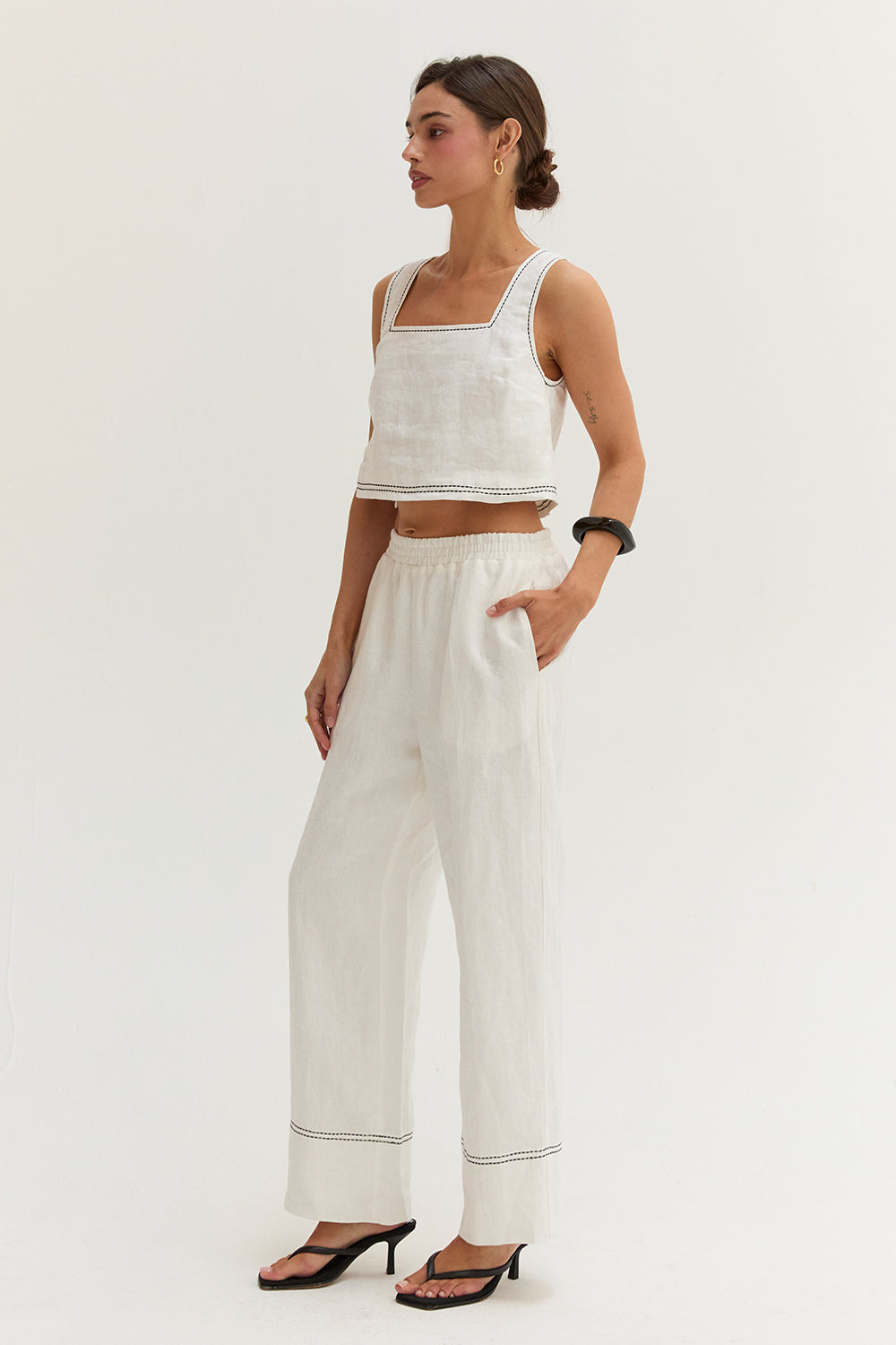 Ensemble deux pièces en lin haut court et pantalon surpiqués contrastants