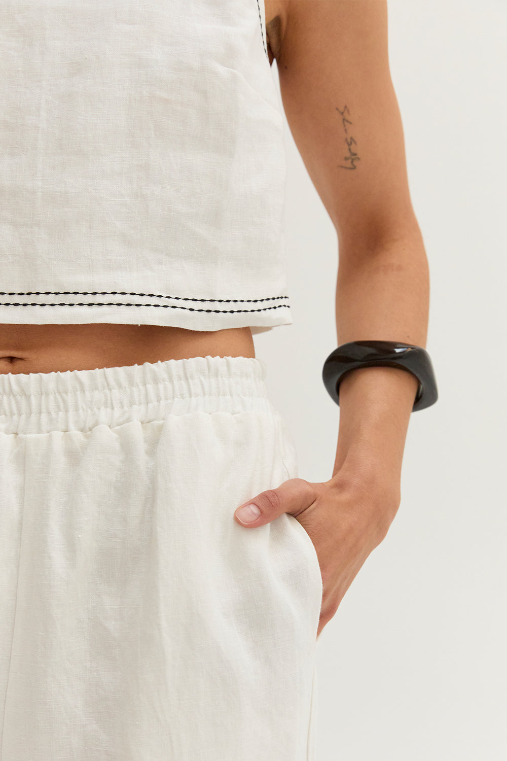 Ensemble deux pièces en lin haut court et pantalon surpiqués contrastants