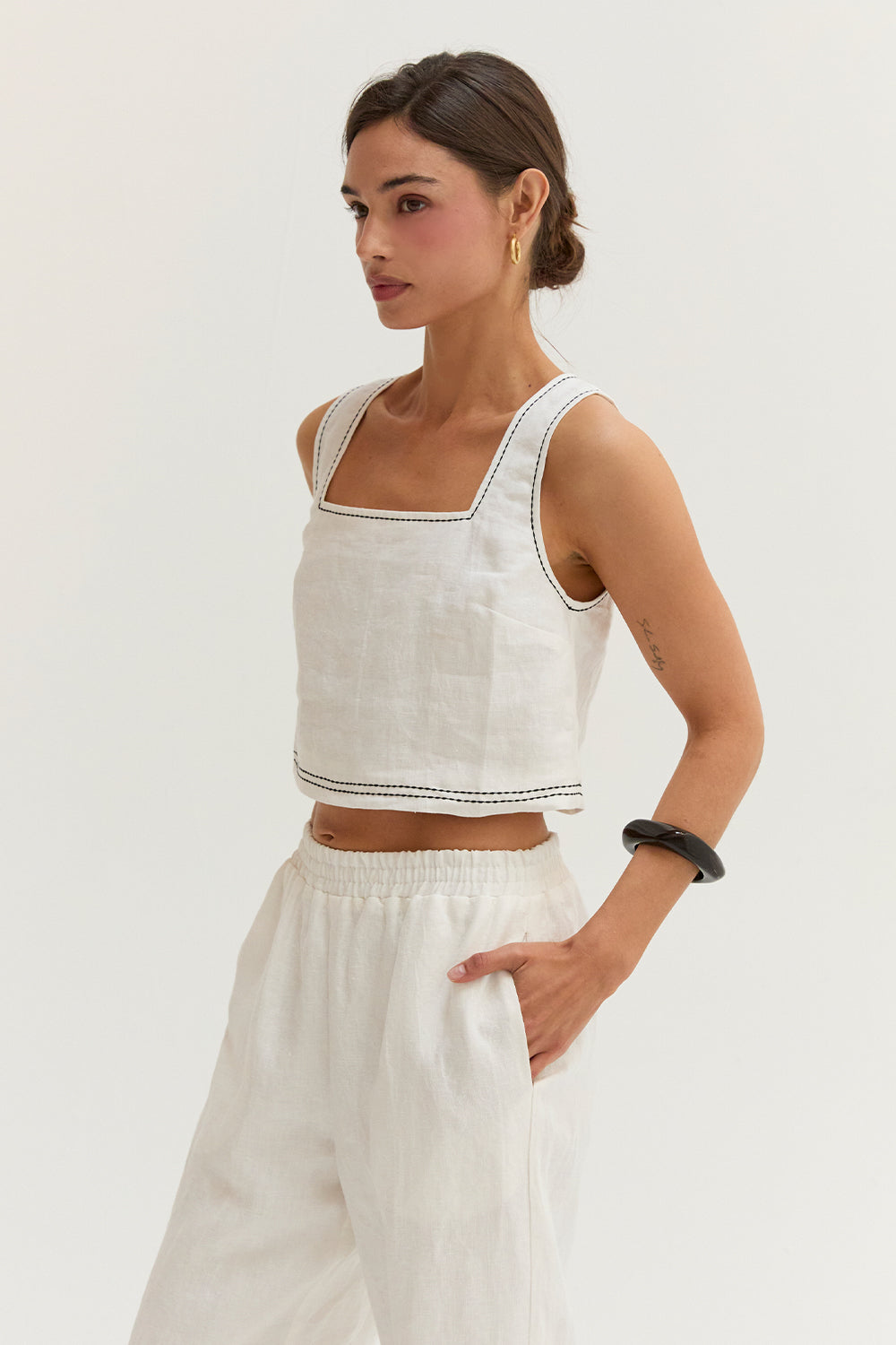 Ensemble deux pièces en lin haut court et pantalon surpiqués contrastants