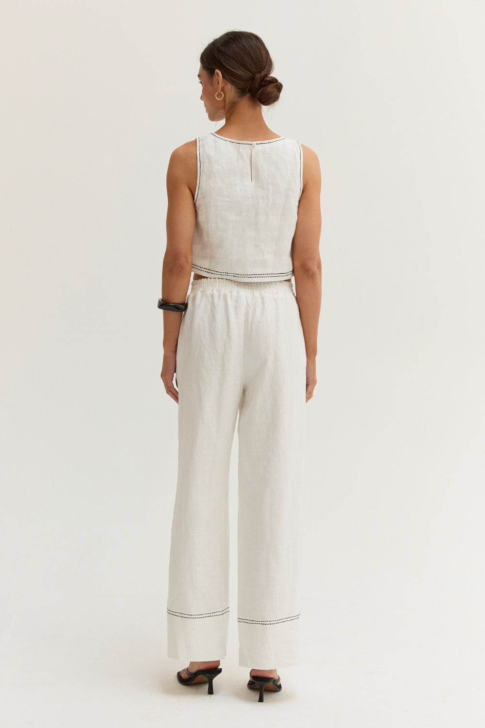 Ensemble deux pièces en lin haut court et pantalon surpiqués contrastants